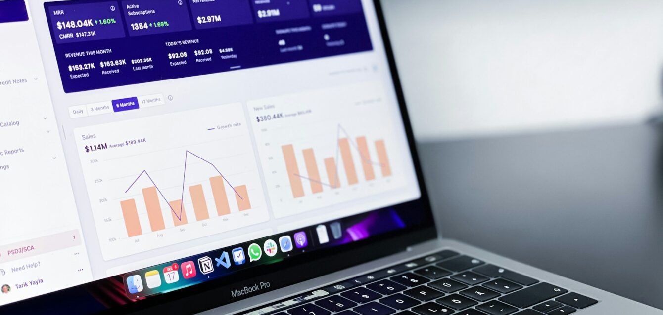 Cross-domain tracking in GA4: funnel distribuiti e attribuzione leggibile